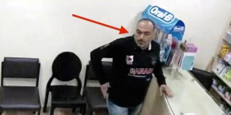 بالفيديو: لص خطير يسرق موادا وسط صيدلية بعد تهديد مالكها، ويلوذ بالفرار.