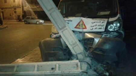 شاحنة مجنونة تحدث رعبا شديدا في نفوس ساكنة إنزكان،وتلحق أضرارا بليغة بسيارات و أعمدة كهربائية شاحنة مجنونة تحدث رعبا شديدا في نفوس ساكنة إنزكان،وتلحق أضرارا بليغة بسيارات و أعمدة كهربائية