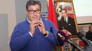 أخنوش لم يمهل شباط كثيرا، وخرج هو الآخر ببيان أقطر فيه الشمع على حزب الاستقلال في حرب معلنة بين الطرفين