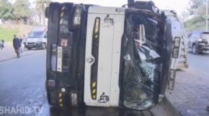 يا رب السلامة:شاحنة كبيرة تسقط على سيارة بشارع الحسن الثاني