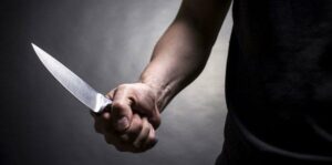 عاجل: شاب يحاول وضع حد لحياته بسكين قرب المحكمة، والشرطة القضائية تتدخل: