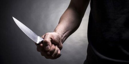 عاجل: شاب يحاول وضع حد لحياته بسكين قرب المحكمة، والشرطة القضائية تتدخل:
