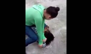 تزنيت: تلميذة في حالة هيجان هستيري تهاجم أستاذا، وتحدث فوضى عارمة داخل المؤسسة.