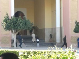 +صور:طفل يحتج أمام المحكمة وفي يده ورقة كتب عليها ” بغيت نكبر ومابغيتش نكون مثلي”