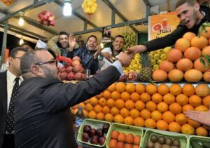 صور معبرة للملك خلال زيارته للمدينة العتيقة بمراكش