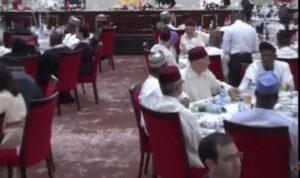 مثير وطريف.. شوفو شنو وقع بين مستثمر مغربي ونيجيري على قبل ”موزة” بحضور الملك محمد السادس