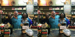 صورة رائعة للملك وهو يعانق مواطنين نيجيريين داخل مطعم للأكلات الشعبية