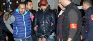 إعادة تمثيل جريمة سرقة 100 مليون تحت التهديد بالسلاح(+فيديو)