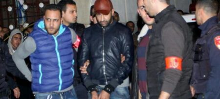 إعادة تمثيل جريمة سرقة 100 مليون تحت التهديد بالسلاح(+فيديو)