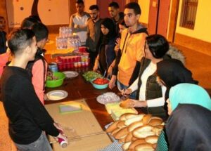 (+صور)في بادرة انسانية رائعة:شبان من أكادير يطعمون “أطفال الليل” والمختلين