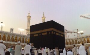 شاب يبدأ رحلة على الأقدام من أولاد تايمة الى مكة المكرمة عبر دول افريقية عديدة