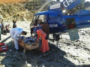 هذا ما قامت به المروحية الطبية لإنقاذ رجل مريض في منطقة محاصرة بالثلوج