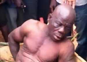 انتقام غريب: تعذيب مشعوذ وجره عاريا وسط “برويطة”