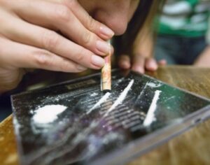 العثور على نجمة ميتة في الحمام بسبب جرعة مخدرات زائدة