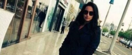 فتاة سعودية تتحدّى: "سأدخن وأتجول في شوارع الرياض دون عباءة"