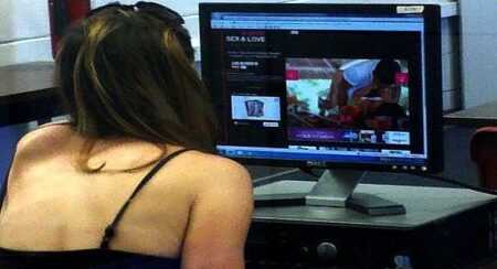اعتقال قاصر بعد ابتزازه لمراهقات بصورهن الإباحية وهذه هي التفاصيل