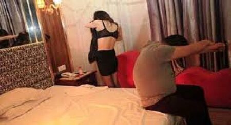 شخص يضبط زوجته في أحضان جاره النجار شخص يضبط زوجته في أحضان جاره النجار
