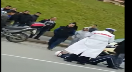 + “فيديو” سقوط بوليسي من دراجته + “فيديو” سقوط بوليسي من دراجته