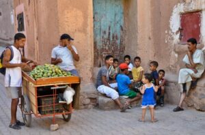 شجع طفلك على تناول الخضر والفاكهة بدلا من الوجبات المنتظمة
