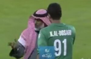 بالفيديو:أب يدخل الملعب لفض نزاع ابنه حارس المرمى