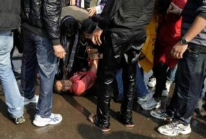 ستة أشخاص يتناوبون على ممارسة الجنس على فتاتين بطريقة بشعة وتتكتمان على الفضيحة