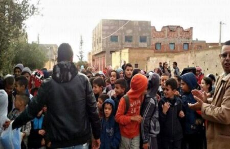 أزيد من 500 تلميذ يتقاسمون ” مرحاضا ” وحيدا بمدرسة عمومية (فيديو)