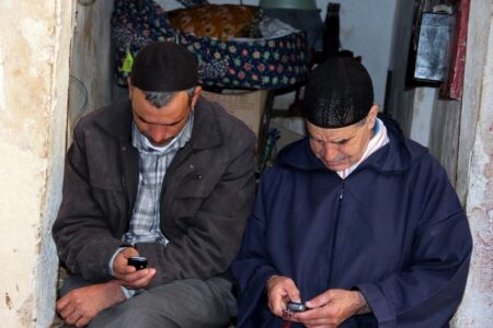 تطبيق جديد يخلق حلا عمليا لتجاوز مشاكل الجلوس الطويل على الهاتف