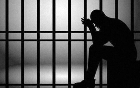 فضيحة:سجين يقضي عقوبة حبسية بتهمة السب والقذف وعند خروجه يتفاجأ أنه مبحوث عنه من أجل القتل