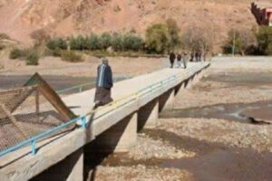 محسنون يشيدون قنطرة بضواحي تنغير لفك العزلة عن دواويرهم