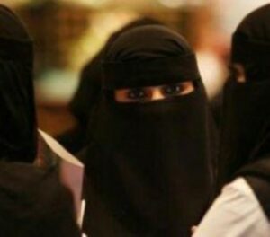 منقبة في ضيافة درك القليعة والتهمة"الخيانة الزوجية" 10 منقبة