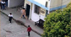 شاب من ذوي الإحتياجات الخاصة بطاطا يخلع ملابسه أمام مصلحة الإنعاش الوطني