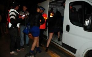 أمن إنزكان يعتقل فتاة حسناء تتزعم عصابة روعت مدينة إنزكان