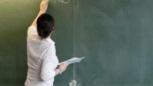 10 سنوات سجنا لمدرسة حملت من أحد تلاميذها