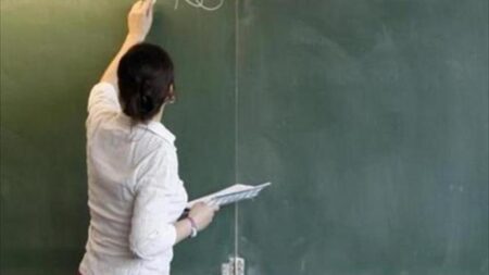 10 سنوات سجنا لمدرسة حملت من أحد تلاميذها