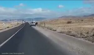 كاميرا ترصد رجلا يرمي طفلا في منطقة قاحلة