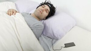 احذروا من وضع سماعات الأذن قبل النوم