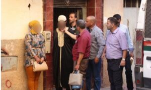 زوج أرسل زوجته لأداء مناسك العمرة لينفرد بعشيقته زوجة صديق مقرب للعائلة وهذا ما وقع