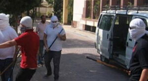 عصابة ملثمة تترصد لحارس سجن وتحاول قتله بدافع الانتقام