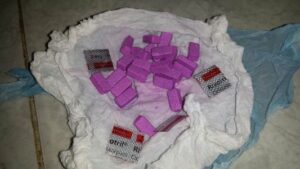 عااجل بالصورة:أمن أيت ملول يوقف مشتبها به وهذا ما عثر بحوزته