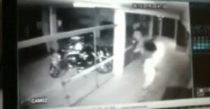 (+فيديو) لص يقع في شر أعماله ويموت خلال عملية سطو