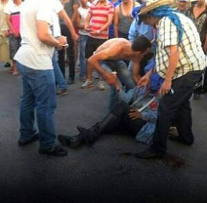 سيارة “مجنونة” تسحل شرطي مرور و تلوذ بالفرار