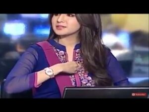 موقف محرج لمذيعة لم تنتبه أنها على الهواء