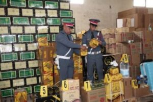 درك أكادير يداهم مستودعا للمواد الفلاحية ويحجز كميات هامة من التمور والشكولاطة الفاسدة