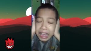 طفل صيني غير مسلم كلما حان وقت الأذان أذن وبكى فقامت أمه بتصويره