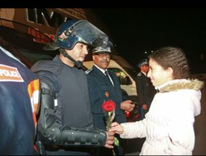 +صور مؤثرة: “اكاديريون” يكرمون رجال الامن بالورود