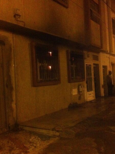 عاااجل بأكادير وبالصور:نيران تسبب فيها"شارجور" تحول منزلا إلى رماد،وحالة استنفار تعقب الحادث