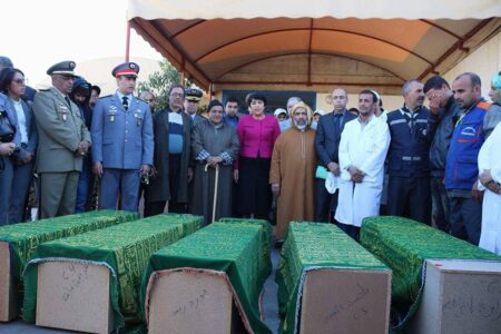صور مؤثرة لجنازة الجثت المتفحمة في “محرقة أمسكرود”التي اشرفت عليها الوالي زينب العدوي