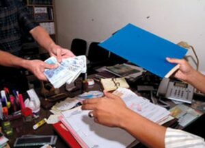 فضيحة رشوة تطيح بنائب مدير المحافظة العقارية في قضية تحفيظ عقار بإيموزار