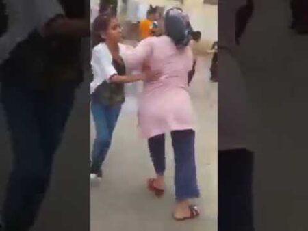خيانة زوجية بالشارع والزوجة تبرح الزوج ب"التصرفيق" قبل أن تتدخل الشرطة
