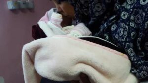 بالصور:العثور على رضيعة متخلى عنها بحي النهضة ووكيل الملك يفتح تحقيقا مع إدارة المستشفى